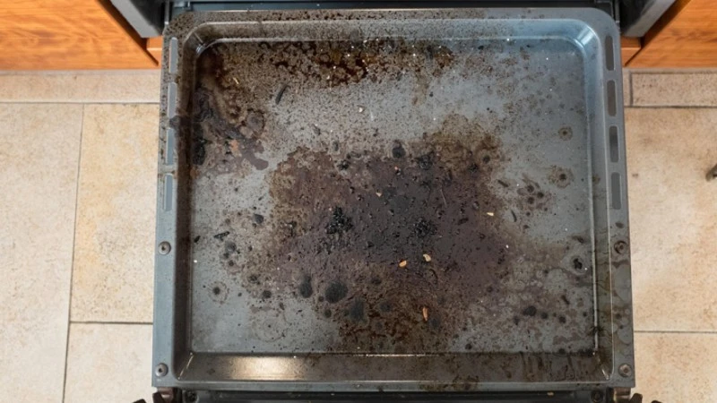 Cómo arreglar una bandeja de horno doblada