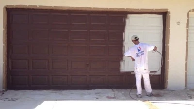 Consejos para restaurar la pintura de una puerta de garaje