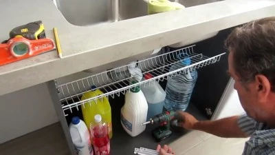 Cómo reemplazar una balda rota en la cocina