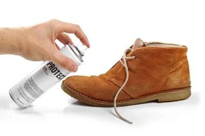 Cómo eliminar manchas de aceite de los zapatos