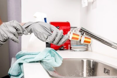 Cómo limpiar y mantener desagües de cocina