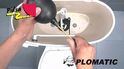 Cómo ajustar la flotación en un inodoro