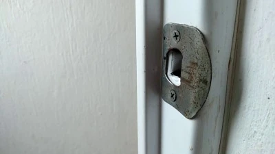 Cómo arreglar una puerta que no cierra correctamente