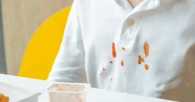 Cómo eliminar manchas de ketchup de la ropa
