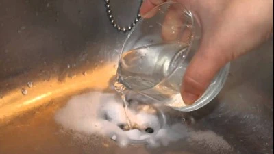 Cómo desatascar desagües con bicarbonato y vinagre