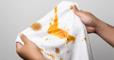 Cómo eliminar manchas de comida de una camisa